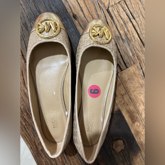 ⭐️NEW MICHAEL KORS LOGO GOLD FLATS SIZE 6⭐️ - Picture 3 of 3